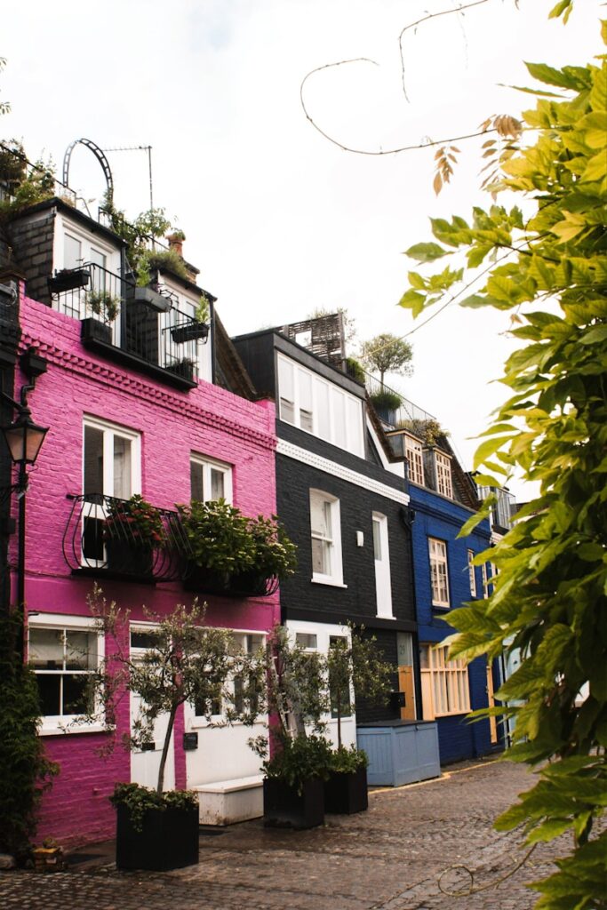 Colorful houses in Notting Hill, a friendly neighborhood perfect for new London residents