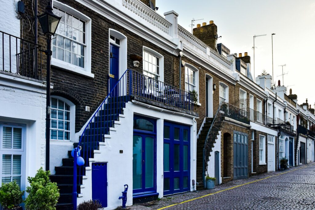 Lovely homes in Notting Hill- a popular neighborhood among expats moving from the US to London